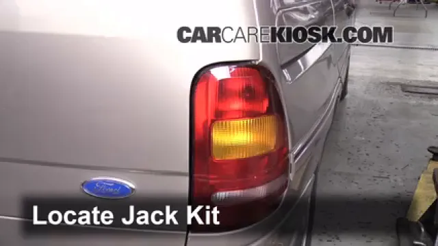 1996 Ford Windstar GL 3.8L V6 Levantar auto Usar el gato para levantar el auto